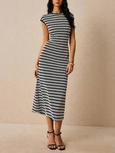 Robe midi en maille à rayures noires et blanches, coupe ajustée avec manches courtes