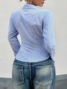 Vue arrière de la chemise cintrée à rayures bleues et blanches avec pinces à la taille