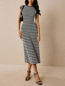 Robe mi-longue en maille rayée noire et blanche à manches courtes et col rond