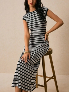 Détail de la robe mi-longue sans manches en tricot à rayures noires et blanches