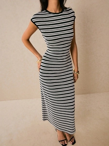 Détail de la robe en maille rayée noir et blanc avec texture fine et coupe ajustée