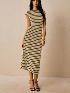 Robe mi-longue sans manches en maille rayée marron et beige avec coupe ajustée