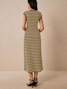 Robe midi en maille rayée sans manches marron et beige avec une coupe ajustée