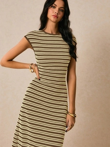 Vue détaillée d'une robe en maille rayée marron et beige avec coupe ajustée et manches courtes