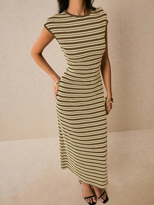 Gros plan sur la maille et les rayures marron de cette robe sans manches moulante chic