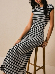 Détail de la texture tricotée rayée noir et blanc de haute qualité sur une robe midi sans manches