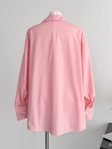 Vue détaillée du dos de la chemise rose à manches longues avec coupe décontractée et fluide