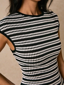 Détail de la robe en maille sans manches aux motifs géométriques texturés noirs et blancs