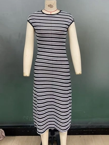 Gros plan sur la texture fine du tissu en maille rayé noir et blanc d'une robe midi ajustée