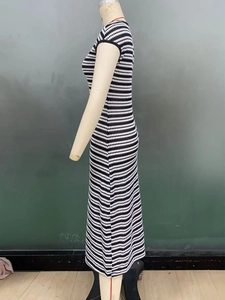Détail latéral d'une robe longue sans manches en maille à rayures noires et blanches
