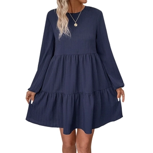 Robe babydoll à manches longues bleu marine à volants étagés et texture côtelée chic