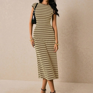 Robe midi en maille rayée sans manches marron et beige avec coupe ajustée élégante