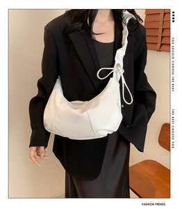 Détail du sac nuage plissé blanc en similicuir souple avec bandoulière à nœud élégant