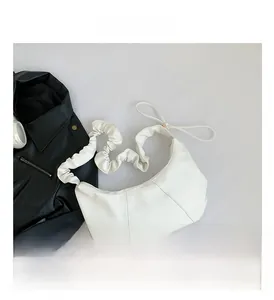 Détail du sac croissant en cuir PU blanc avec bandoulière nuage froncée et fermeture éclair