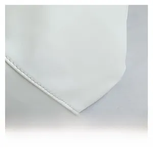Gros plan sur la texture du cuir plissé blanc avec surpiqûres détaillées du sac