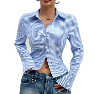 Chemise femme cintrée à rayures verticales bleues et blanches avec coupe courte ombril