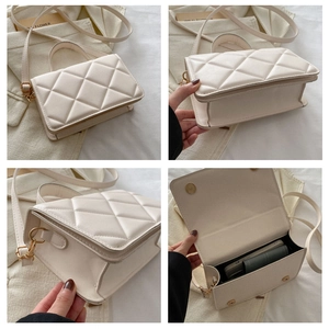 Vues détaillées d'un sac bandoulière blanc matelassé avec ferrures dorées et capacité