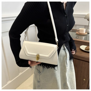 Mannequin portant un sac bandoulière crème en similicuir avec boucle dorée élégante