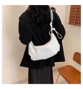 Sac bandoulière demi-lune blanc minimaliste en similicuir avec détail de nœud