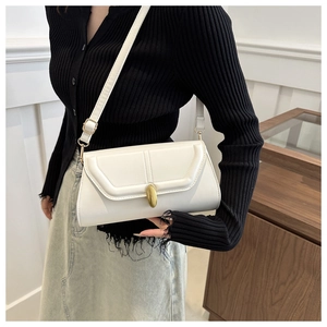 Sac bandoulière tendance en similicuir blanc cassé avec boucle de verrouillage ovale dorée