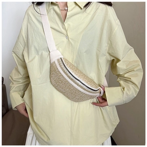 Détail du sac bandoulière d'été tissé avec bordure en cuir blanc et fermeture éclair dorée