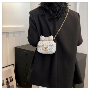 Detailansicht der Mini-Tweed-Umhängetasche mit Schleife und goldener Kette