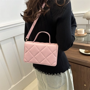Sac bandoulière rose matelassé à losanges avec poignée et fine bandoulière réglable
