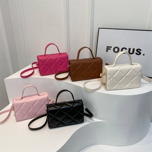 Mini sacs à bandoulière matelassés chics en plusieurs couleurs avec poignées élégantes