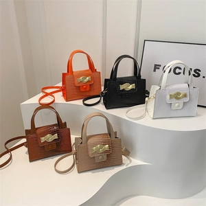 Sacs à main chic à motif crocodile pour femmes en cinq couleurs avec boucles dorées élégantes