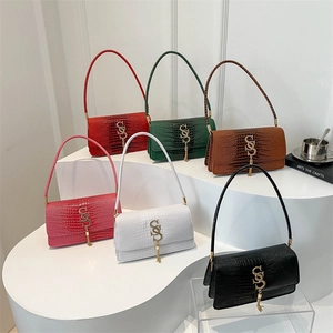 Chic 2024 crocodile pattern shoulder bags with interlocking metal logo and tassel charms
