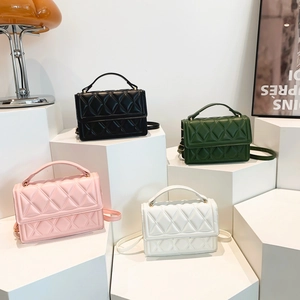 Mini borse quadrate trapuntate in nero, verde, rosa e bianco con tracolle
