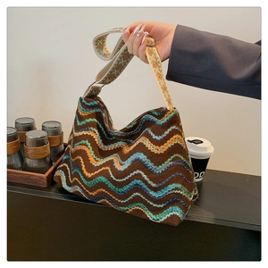Détail du sac à bandoulière en tricot rétro avec broderie zigzag et sangle large