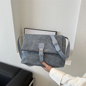 Bolso bandolera minimalista gris azulado con textura vintage y correa de cuero ajustable