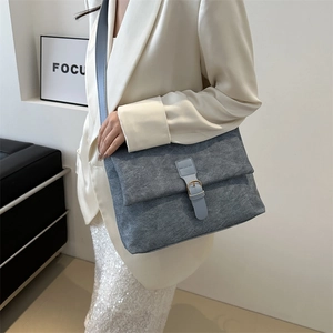 Bolso de hombro minimalista en lona gris azulado con detalle de correa de cuero para diario