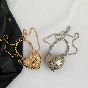 Mini sac cœur métallisé avec chaîne et texture plissée, disponible en doré et argenté