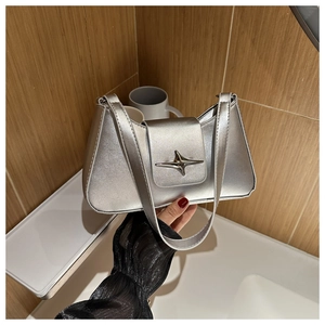 Dettaglio della borsa sottobraccio argento metallizzato con finitura glitter e fibbia a stella