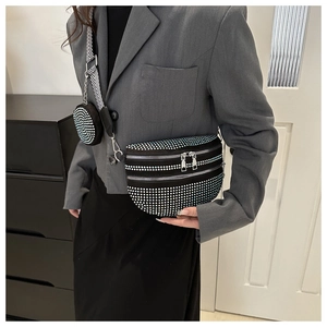 Dettaglio con strass ad alta densità e una piccola borsa rotonda sulla borsa da petto nera