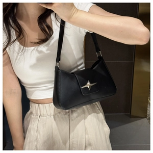 Détail du sac baguette en similicuir noir avec une boucle étoile argentée pour femmes