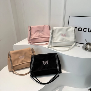 Sac à bandoulière grande capacité avec broderie papillon et chaînes en quatre couleurs