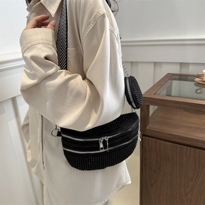 Marsupio nero scintillante da donna con tracolla a catena e piccolo astuccio tondo
