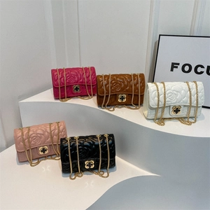 Quilted crossbody chain bags with camellia patterns in five assorted colors on steps