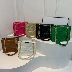 Gesteppte geometrische Shopper-Tasche mit Kettengurt in sechs modernen Farben