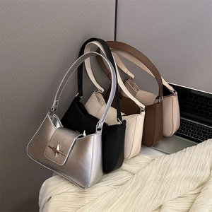 Sacs baguette minimalistes en argent et noir avec boucle en forme d'étoile élégante