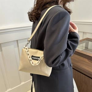 Chic cream white leather shoulder bag with resin chain and fashion logo detail