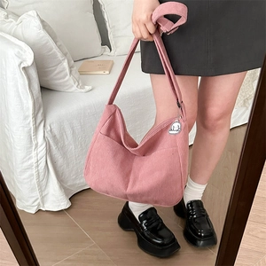 Bolso hobo de pana rosa con correa ancha y amuleto de dibujos para mujer