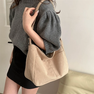 Bolso hobo grande de pana beige con correa ancha para la moda de primavera 2025