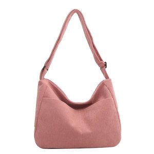 Bolso bandolera minimalista de pana rosa empolvado con correa ancha ajustable y bolsillo