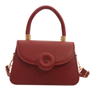 Deep red square handbag in matte leather with round buckle and adjustable shoulder strap