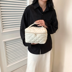 Grande borsa da toilette trapuntata bianco crema con motivo a rombi e manico superiore