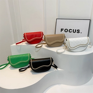 Bolsos de hombro tipo silla acolchados con cadena dorada en cinco colores modernos